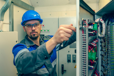 instalação e troca de quadros de distribuição (qdc)